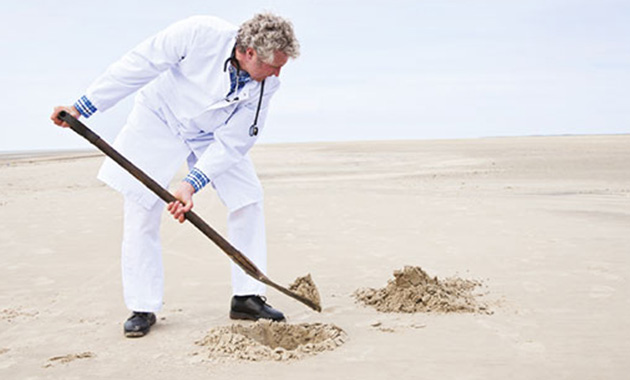 docteur creusant dans le sable