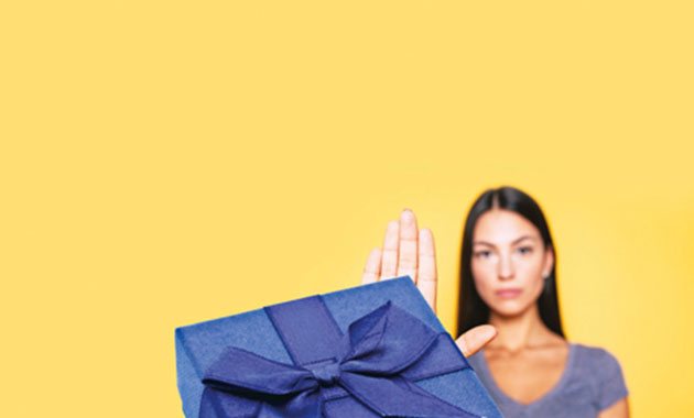 femme refusant les cadeaux