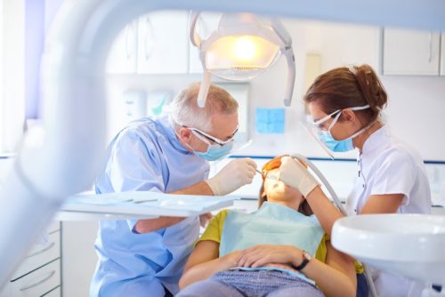 dentiste et assistante dentaire