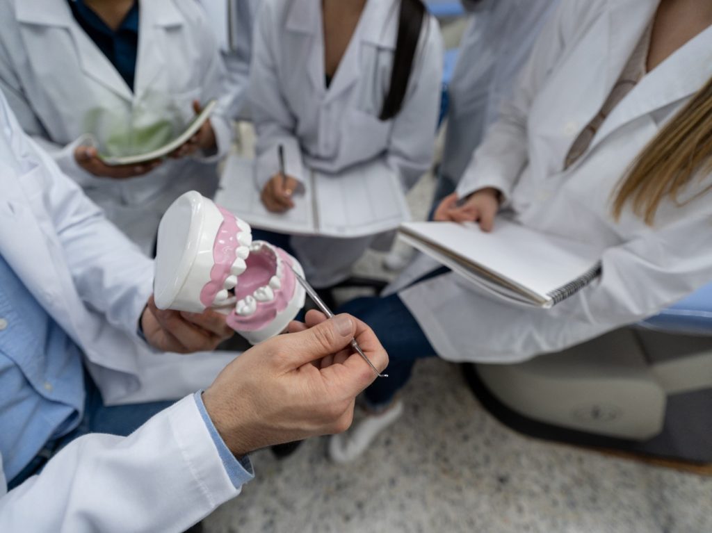 dentiste enseigne aux élèves